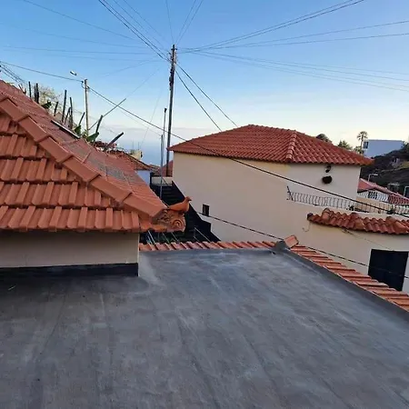 House In Camara De Lobos * Эстрейто-де-Камара-ди-Лобуш