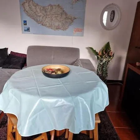 House In Camara De Lobos * Эстрейто-де-Камара-ди-Лобуш